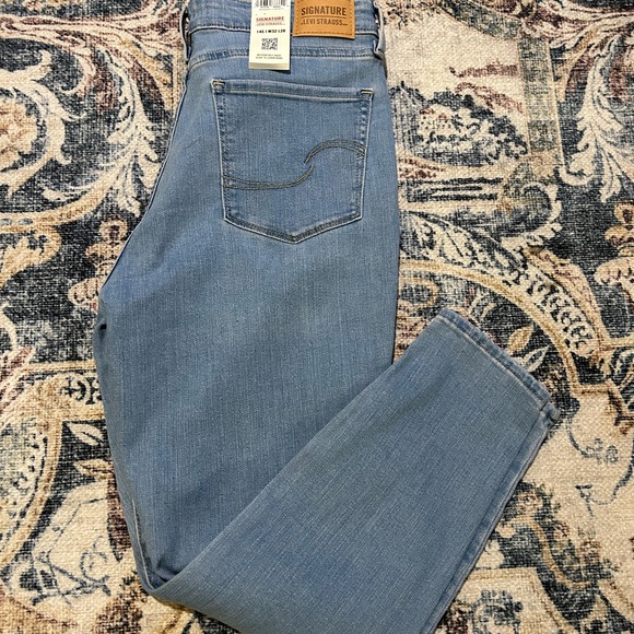 Levi’s Signature Mid Rise Skinny Jeans - Picture 8 of 10